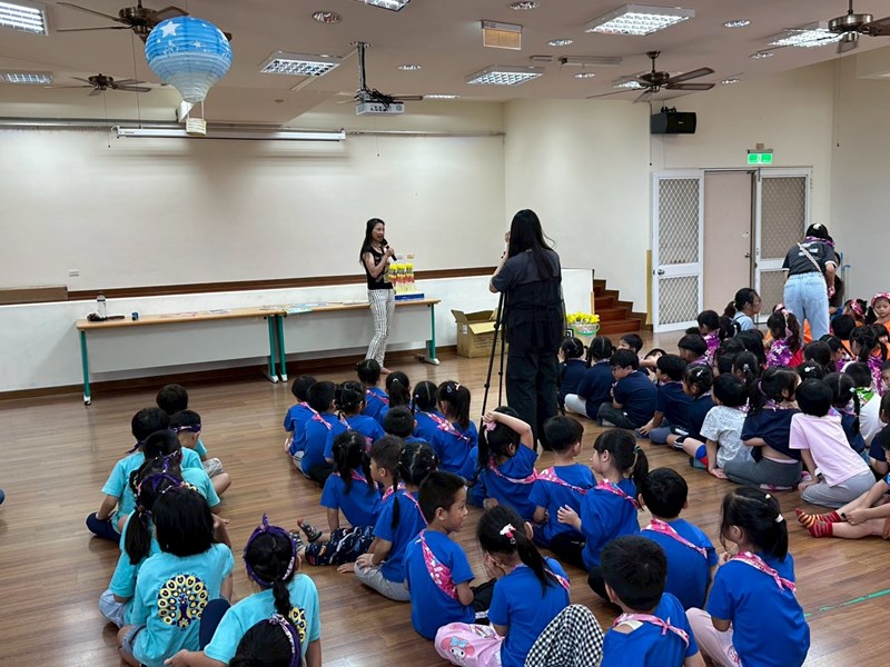 唱歌前園長媽咪鼓勵大家