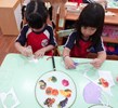 將水果圖卡黏貼在扇子上面