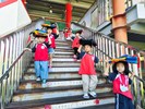 小心走不推擠