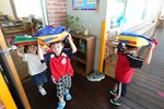 用書包保護頭部