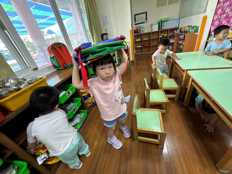 我會拿書包保護頭部