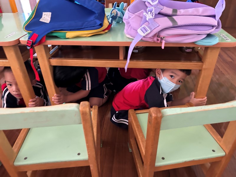 躲在桌子下穩住桌腳 2