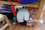 躲在桌子下穩住桌腳