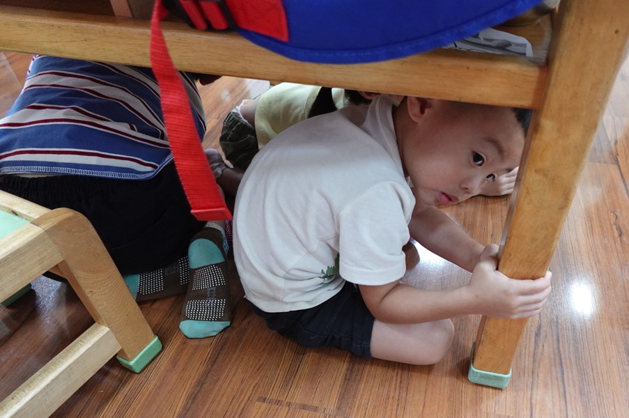 躲在桌子下穩住桌腳