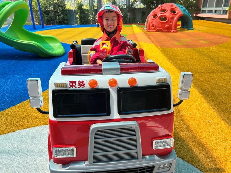 體驗坐小小消防車合照