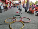 把沙包丟進洞洞裡