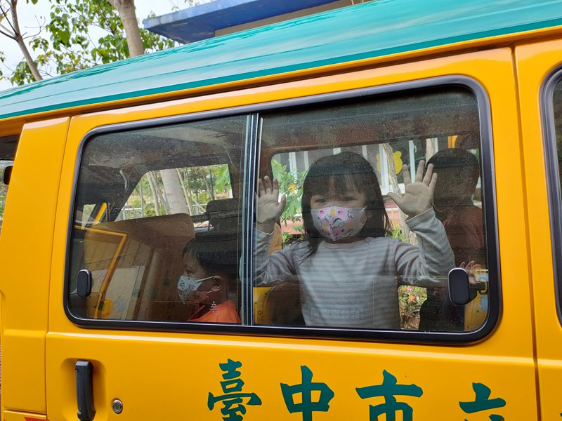 坐娃娃車時被鎖在車裡，我會拍打窗戶求救