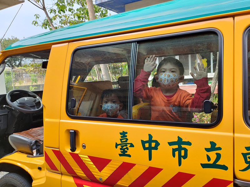 我被鎖在車內時，拍打窗戶不害怕